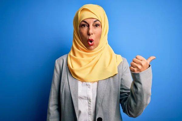 Brünette Geschäftsfrau Mittleren Alters Trägt Traditionellen Muslimischen Hijab Über Blauem — Stockfoto