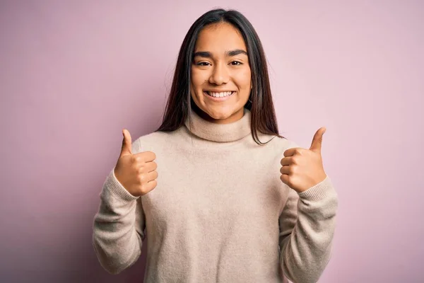 Junge Schöne Asiatische Frau Trägt Lässigen Rollkragenpullover Über Rosa Hintergrund — Stockfoto