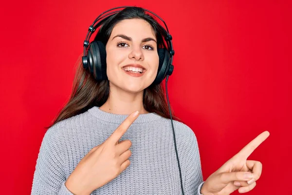 Jong Mooi Meisje Dragen Moderne Hoofdtelefoon Luisteren Naar Muziek Rode — Stockfoto