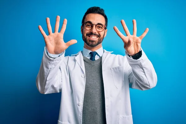 Junger Gutaussehender Arzt Mit Bart Mantel Und Brille Vor Blauem — Stockfoto