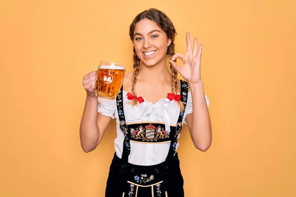 美丽的金发德国女人 蓝眼睛 身穿10月份的婚纱 身穿啤酒瓶 手握手签 象征非凡 — 图库照片
