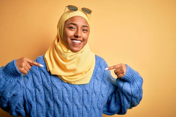 Junge Afroamerikanische Studentin Gelbem Muslimischen Hijab Und Sonnenbrille Sieht Selbstbewusst — Stockfoto