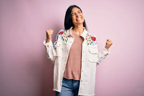 Ung Vacker Hispanic Mode Kvinna Bär Casual Tröja Över Rosa — Stockfoto