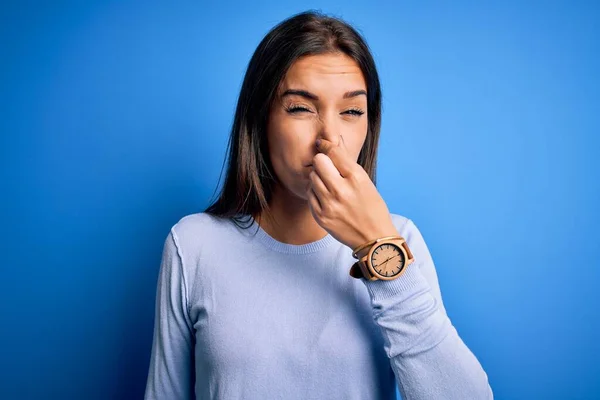 Young Beautiful Brunette Woman Wearing Casual Sweater Standing Blue Background — 图库照片