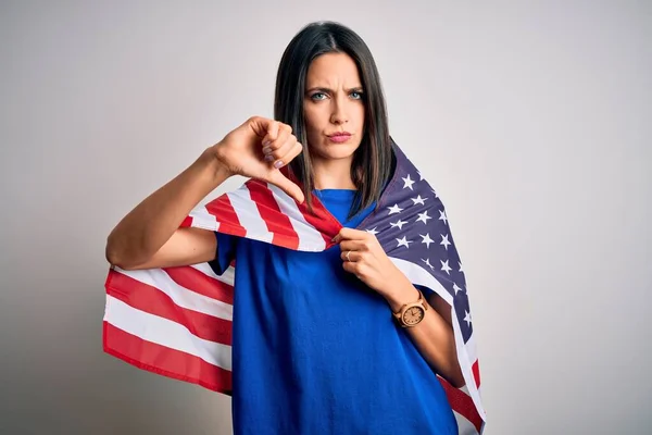 Joven Morena Patriótica Mujer Con Ojos Azules Vistiendo Estados Unidos —  Fotos de Stock