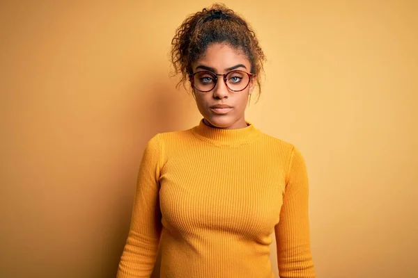Fiatal Gyönyörű Afro Amerikai Lány Pulóvert Szemüveget Visel Sárga Háttér — Stock Fotó