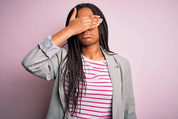 Joven Mujer Negocios Afroamericana Pie Sobre Fondo Aislado Rosa Que —  Fotos de Stock