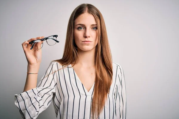 Jovem Bela Ruiva Mulher Óptica Segurando Óculos Sobre Fundo Branco — Fotografia de Stock