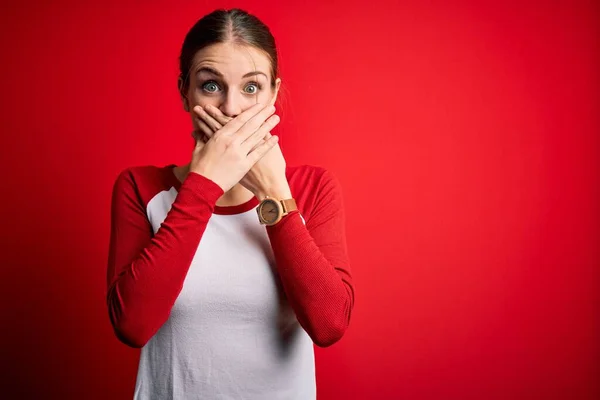 Joven Hermosa Pelirroja Vistiendo Camiseta Casual Sobre Fondo Rojo Aislado — Foto de Stock