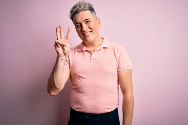 Junger Gutaussehender Moderner Mann Lässigem Rosafarbenem Shirt Vor Isoliertem Hintergrund — Stockfoto