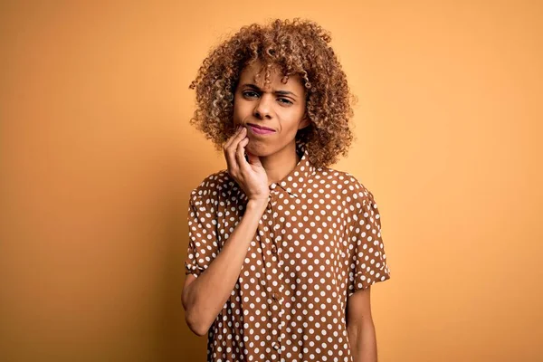 Young Beautiful African American Woman Wearing Casual Shirt Standing Yellow — 图库照片