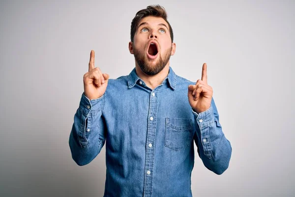 Joven Hombre Rubio Guapo Con Barba Ojos Azules Con Camisa —  Fotos de Stock