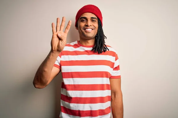 Joven Hombre Afroamericano Guapo Con Rastas Con Camiseta Rayas Sombrero —  Fotos de Stock