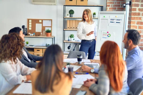 Gruppe Von Geschäftsleuten Die Einem Meeting Zusammenarbeiten Einer Von Ihnen — Stockfoto