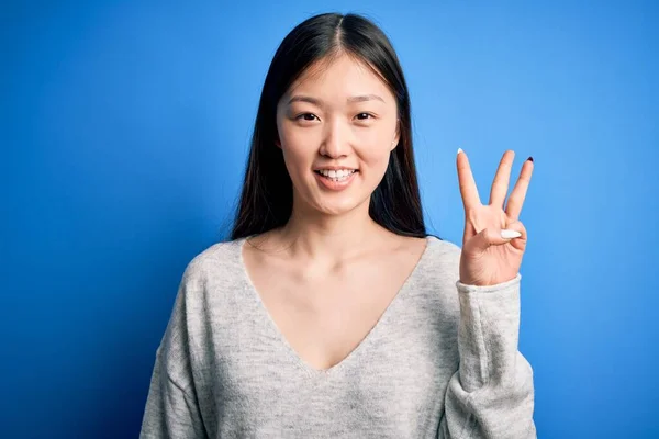 Jong Mooi Aziatisch Vrouw Dragen Casual Trui Staan Blauw Geïsoleerde — Stockfoto