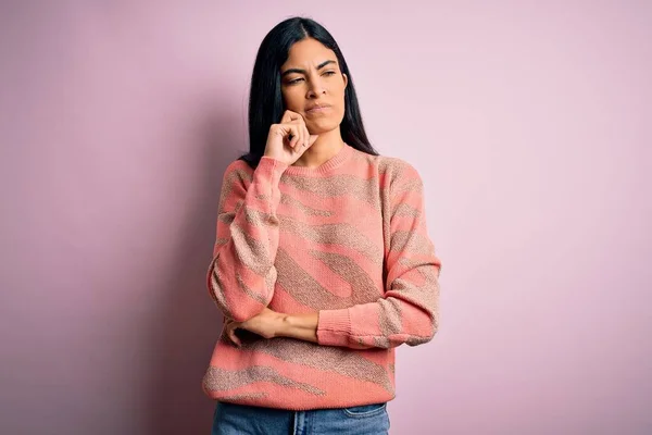 Tânără Frumoasă Femeie Modă Hispanică Care Poartă Pulover Imprimare Fundal — Fotografie, imagine de stoc