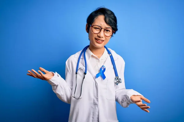 Młoda Piękna Azjatycka Lekarka Nosząca Stetoskop Płaszcz Niebieską Wstążką Nowotworową — Zdjęcie stockowe