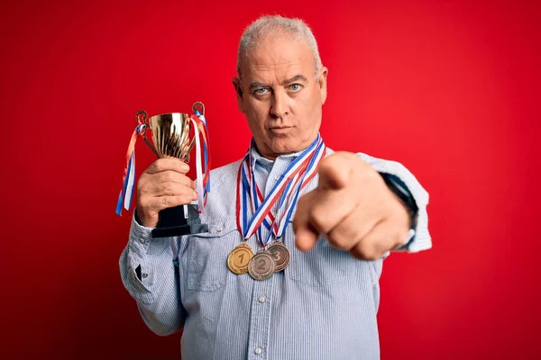 나이의 남자가 메달을걸 트로피를 카메라를 손가락으로 과당신에게 긍정적 자신감 몸짓을 — 스톡 사진