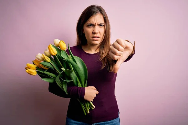 Sarı Lale Çiçekleri Ile Pembe Arka Planda Romantik Bir Buket — Stok fotoğraf