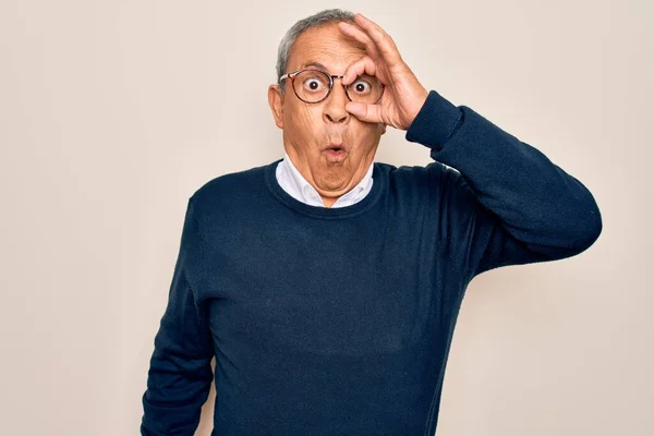 Starší Pohledný Šedovlasý Muž Oblečený Svetru Brýlích Izolovaném Bílém Pozadí — Stock fotografie