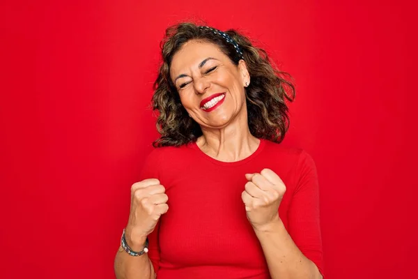 Orta Yaşlı Esmer Sıradan Tişörtlü Bir Kadın Kırmızı Arka Planda — Stok fotoğraf
