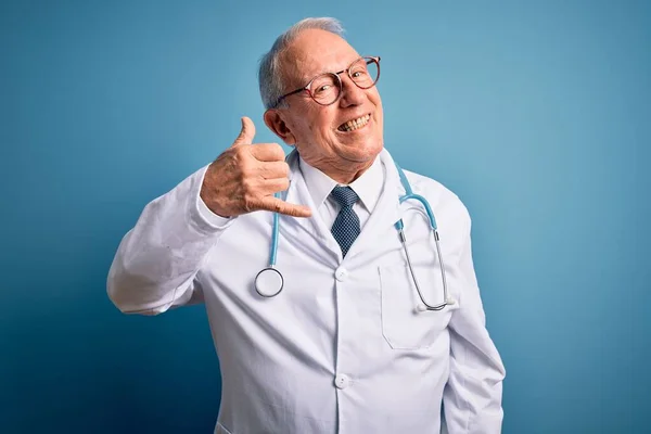 Hombre Médico Pelo Gris Mayor Usando Estetoscopio Abrigo Médico Sobre — Foto de Stock