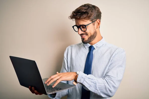 Jóvenes Hombres Negocios Que Usan Gafas Trabajando Con Portátil Fondo —  Fotos de Stock