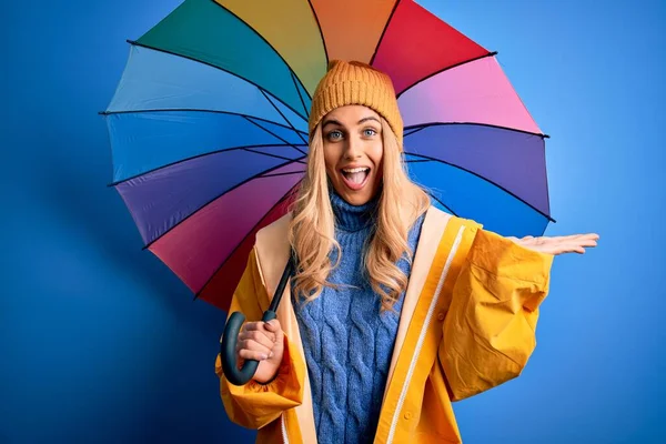 Junge Schöne Blonde Frau Regenmantel Für Regnerisches Wetter Mit Bunten — Stockfoto
