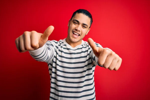 Junger Brasilianischer Mann Lässig Gestreiftem Shirt Der Vor Isoliertem Roten — Stockfoto