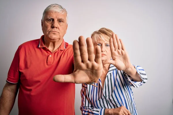 Senior Hermosa Pareja Pie Juntos Sobre Fondo Blanco Aislado Haciendo —  Fotos de Stock