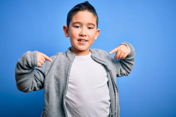 Ung Liten Pojke Unge Bär Sport Tröja Över Blå Isolerad — Stockfoto