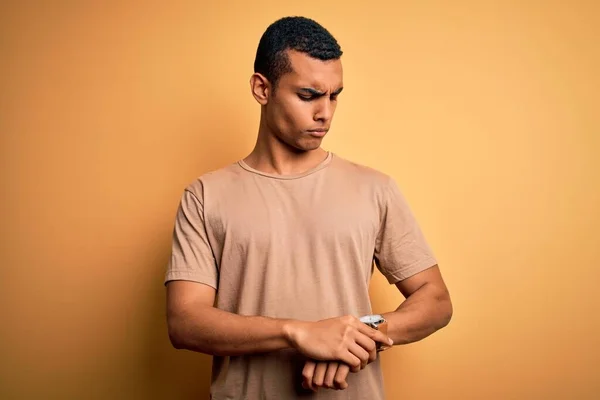 Young Handsome African American Man Wearing Casual Shirt Standing Yellow — 图库照片