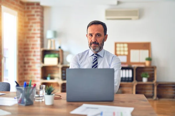 Hombre Negocios Guapo Mediana Edad Con Corbata Sentado Usando Ordenador — Foto de Stock