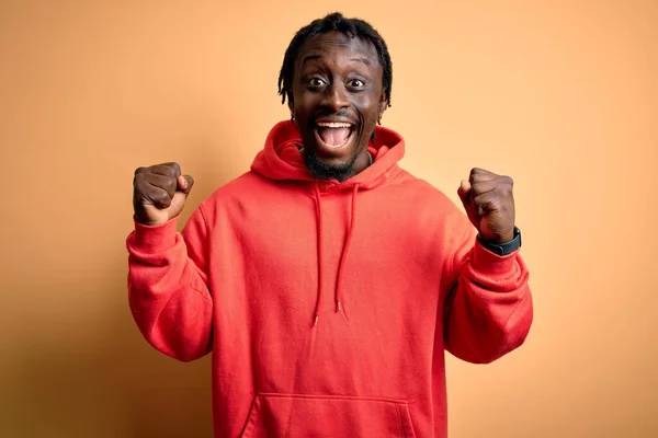 Sarı Arka Planda Kapüşonlu Sweatshirt Giyen Genç Afro Amerikan Sporcusu — Stok fotoğraf