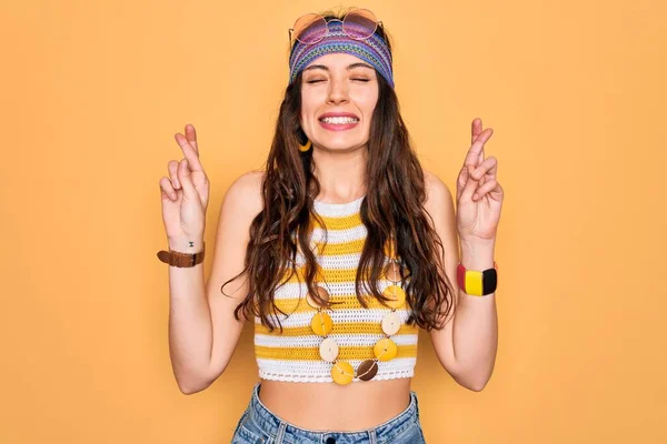 Junge Schöne Hippie Frau Mit Blauen Augen Accessoires Und Sonnenbrille — Stockfoto