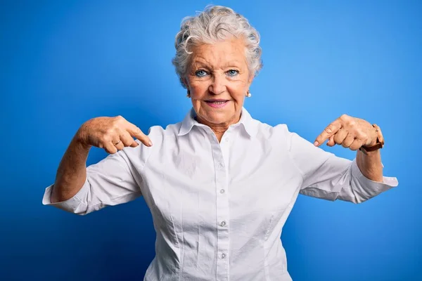 Senior Hermosa Mujer Vistiendo Camisa Elegante Pie Sobre Fondo Azul —  Fotos de Stock