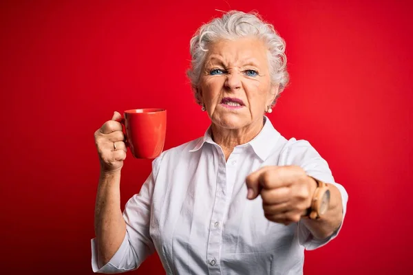 Senior Bela Mulher Bebendo Caneca Café Sobre Isolado Fundo Vermelho — Fotografia de Stock