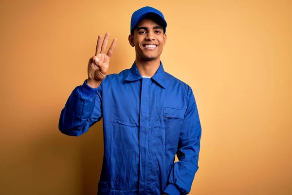 Young African American Mechanic Man Wearing Blue Uniform Cap Yellow — 图库照片