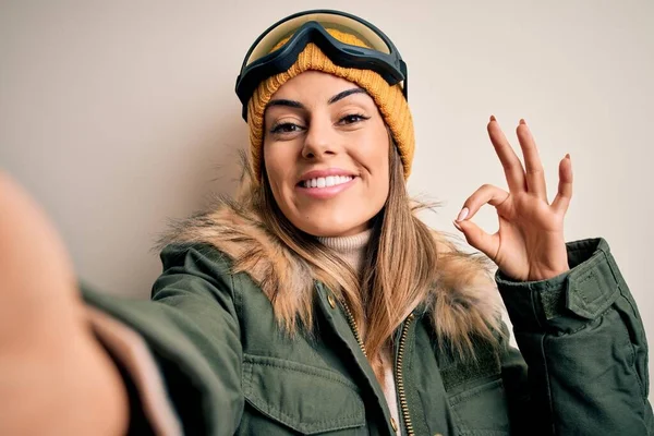 Jonge Brunette Skiër Vrouw Sneeuw Kleding Skibril Maken Selfie Door — Stockfoto