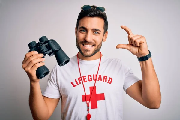 Ung Badvakt Man Med Skägg Bär Shirt Med Rött Kors — Stockfoto