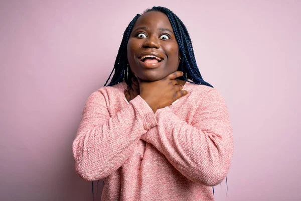 Mujer Afroamericana Talla Grande Con Trenzas Que Usan Suéter Casual —  Fotos de Stock