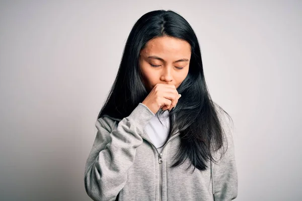 Junge Schöne Chinesische Sportlerin Die Sweatshirt Über Isoliertem Weißem Hintergrund — Stockfoto