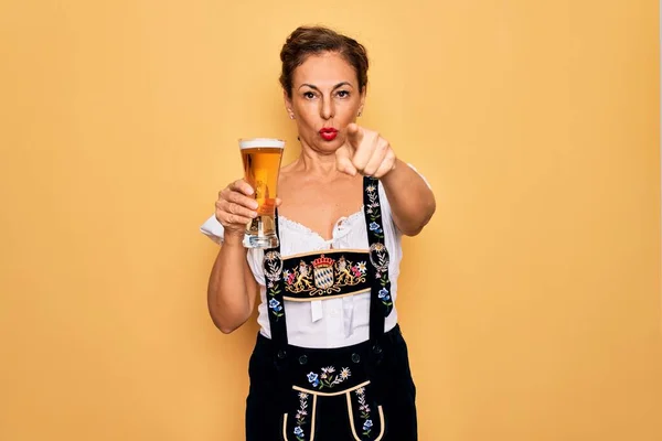 Mulher Morena Meia Idade Vestindo Vestido Tradicional Alemão Oktoberfest Beber — Fotografia de Stock