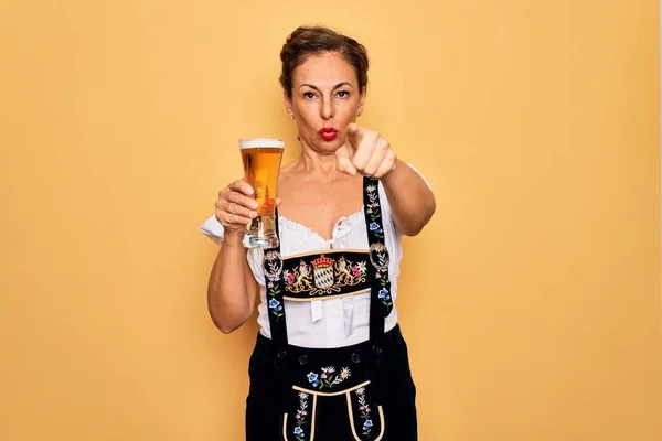 Middelbare Leeftijd Brunette Vrouw Dragen Duits Traditionele Oktoberfest Jurk Drinken — Stockfoto