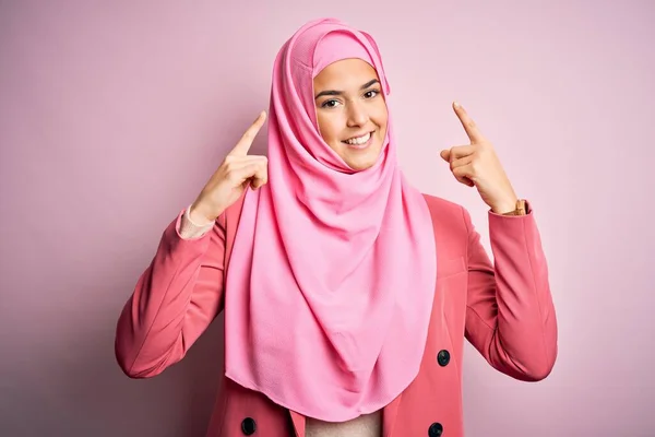 Молодая Красивая Девушка Мусульманском Хиджабе Стоя Изолированном Розовом Фоне Улыбаясь — стоковое фото