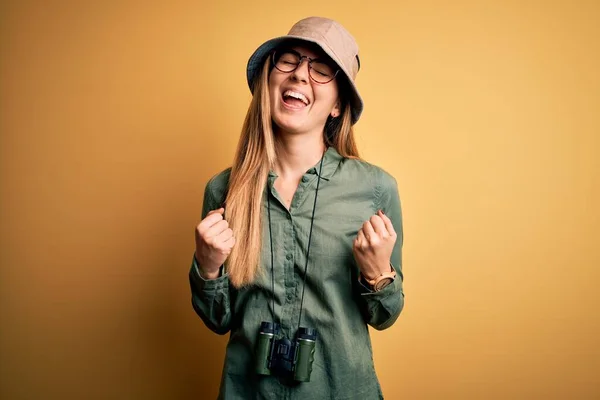 Vacker Blond Upptäcktsresande Kvinna Med Blå Ögon Bär Hatt Och — Stockfoto