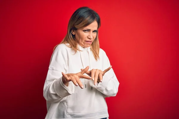 Meia Idade Bela Desportista Vestindo Camisola Casual Sobre Isolado Vermelho — Fotografia de Stock