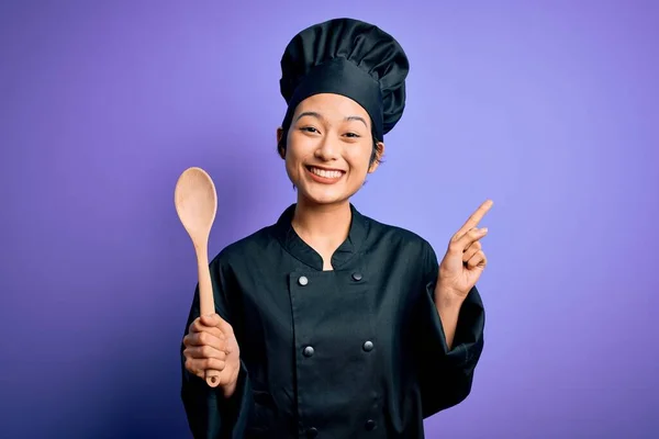 Junge Schöne Chinesische Köchin Frau Trägt Kochuniform Und Hut Mit — Stockfoto