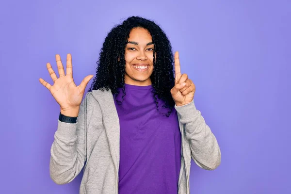 Jovem Afro Americana Desportiva Mulher Vestindo Camisola Casual Sobre Fundo — Fotografia de Stock