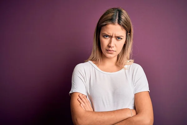 Młoda Piękna Blondynka Ubrana Luźny Biały Shirt Fioletowym Odizolowanym Tle — Zdjęcie stockowe